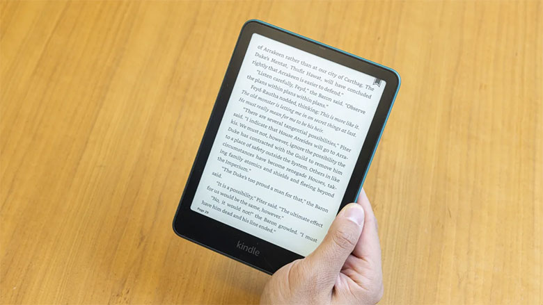 手持2024款Signature版Kindle Paperwhite