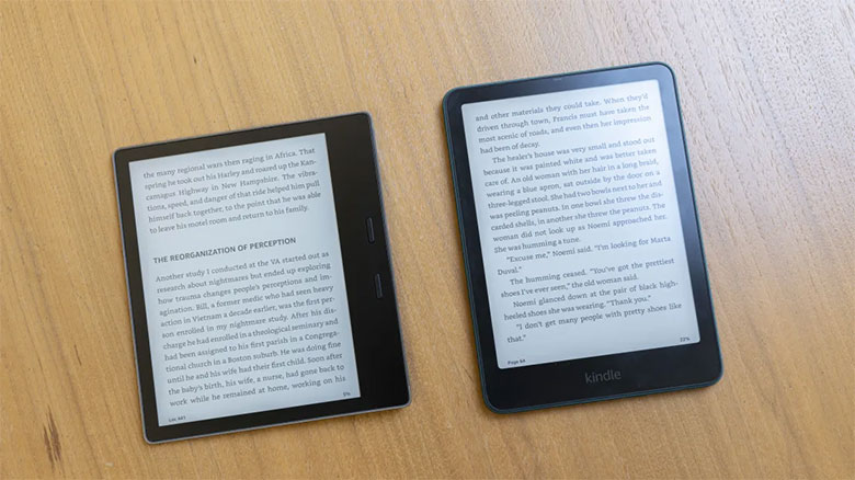 并排摆放的Kindle Oasis和2024款Signature版Kindle Paperwhite