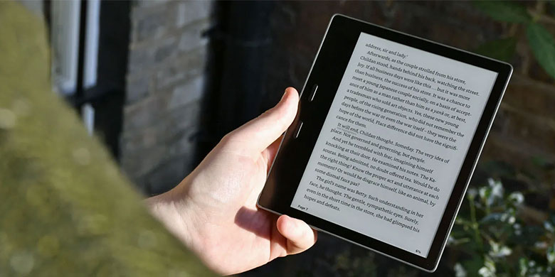 Kindle Oasis hold in left hand