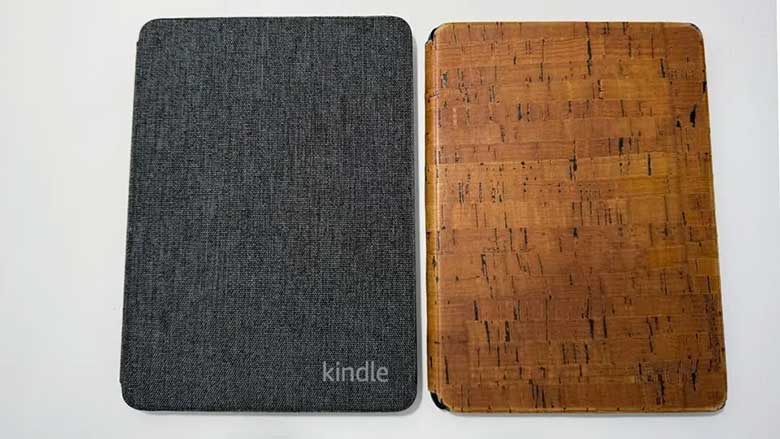 Kindle Paperwhite Signature Edition (2024) 在左, Kindle Paperwhite Signature Edition (2021) 在右