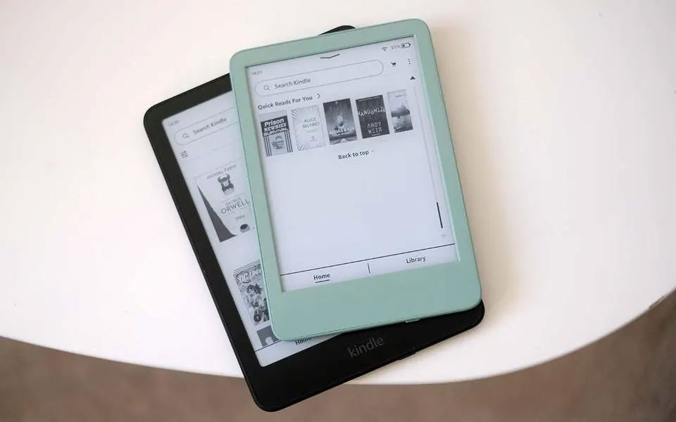 2024 款 Kindle 11 与 Kindle Paperwhite 叠放在一起